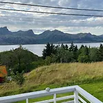 Vettinghytta, Close To The Sea With Amazing View. * Gravdal (Vestvagoy)