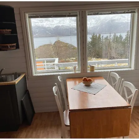 Dom wakacyjny Vettinghytta, Close To The Sea With Amazing View. Gravdal (Vestvagoy)