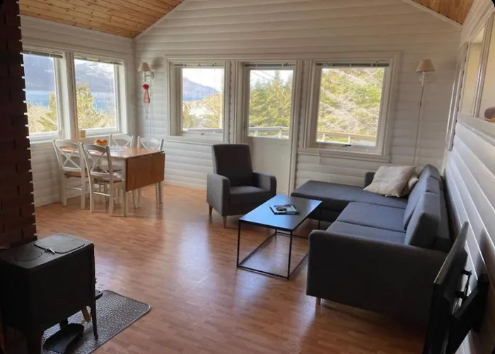 Vettinghytta, Close To The Sea With Amazing View. Dom wakacyjny Gravdal (Vestvagoy)