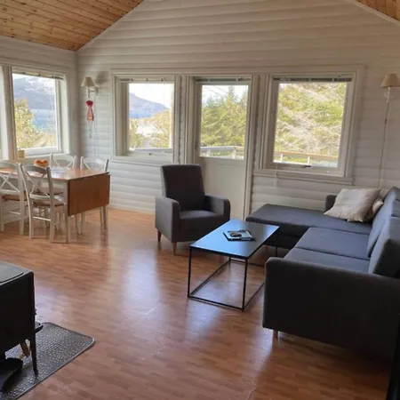 Vettinghytta, Close To The Sea With Amazing View. Casa de Férias Gravdal (Vestvagoy)